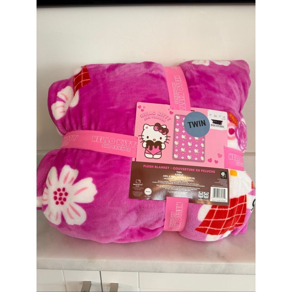 Sanrio Hello Kitty NWT Pink Hibiscus Daisy Floral Twin Plush Blanket Size 60x90